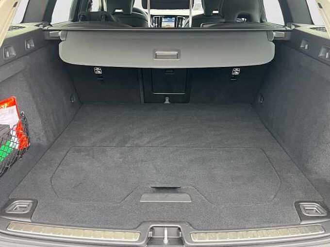 Volvo V60 B4 Plus Dark/Navi/LED/Pano/360K/BLIS/19Zoll