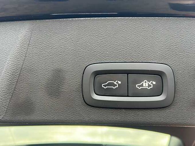 Volvo XC40 B5 R-Design AWD/Navi/LED/AHK/Pano/360K/19Zo