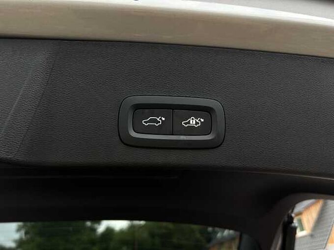 Volvo XC40 B4 Core/Navi/LED/AHK/Standhz/Kam/BLIS/el.HK