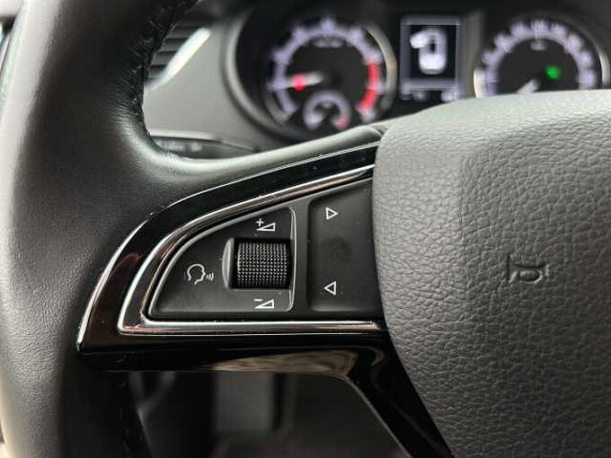 SKODA Octavia Combi Ambition 1.5 TSI DSG/Navi/LED/SHZ 