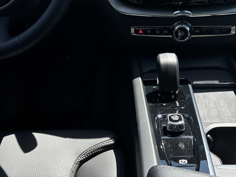 Volvo XC60 T8 Plus Dark Plug-In Hyb. AWD/AHK/Pano/21Zo
