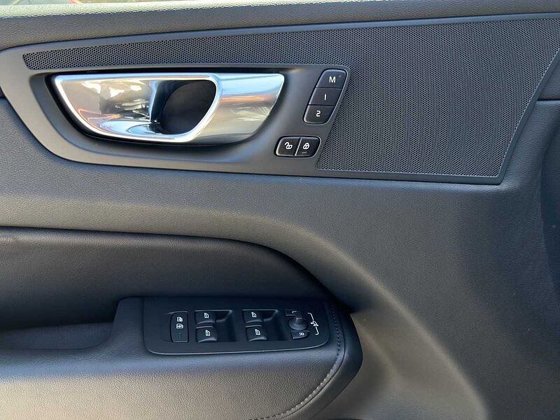 Volvo XC60 T8 Plus Dark Plug-In Hyb. AWD/AHK/Pano/21Zo