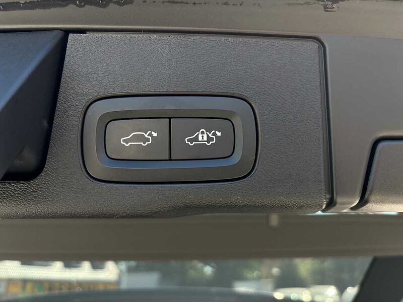 Volvo XC60 T8 Plus Dark Plug-In Hyb. AWD/AHK/Pano/21Zo