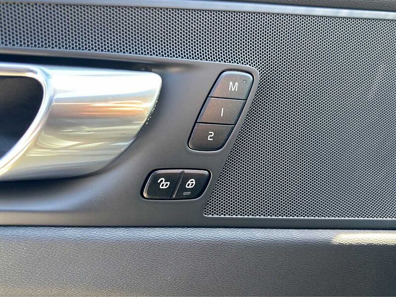 Volvo XC60 T8 Plus Dark Plug-In Hyb. AWD/AHK/Pano/21Zo