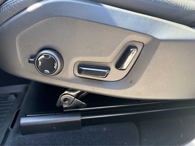 Volvo XC60 T8 Plus Dark Plug-In Hyb. AWD/AHK/Pano/21Zo