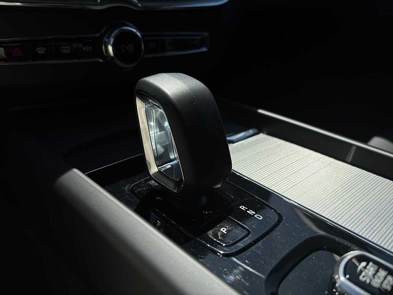 Volvo XC60 T8 Plus Dark Plug-In Hyb. AWD/AHK/Pano/21Zo