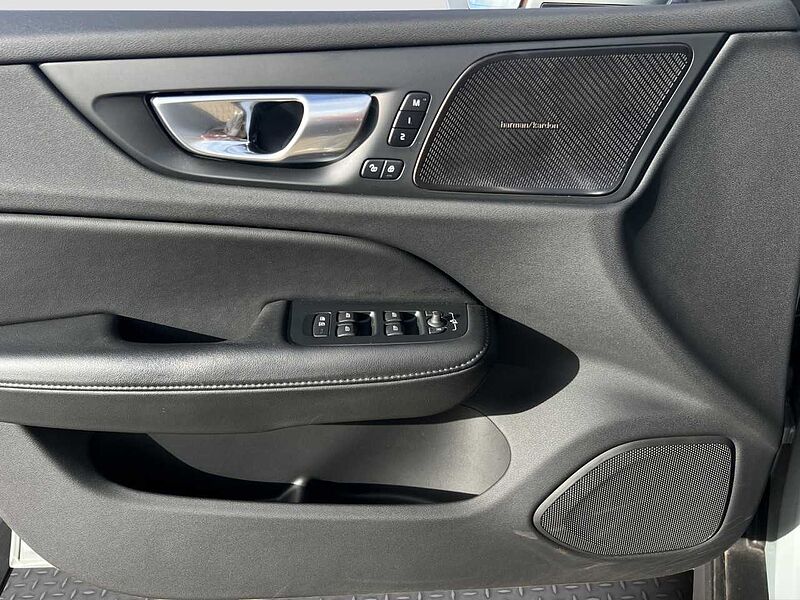 Volvo V60 Cross Country B4 AWD Plus/FSH/Keyless/LHZ