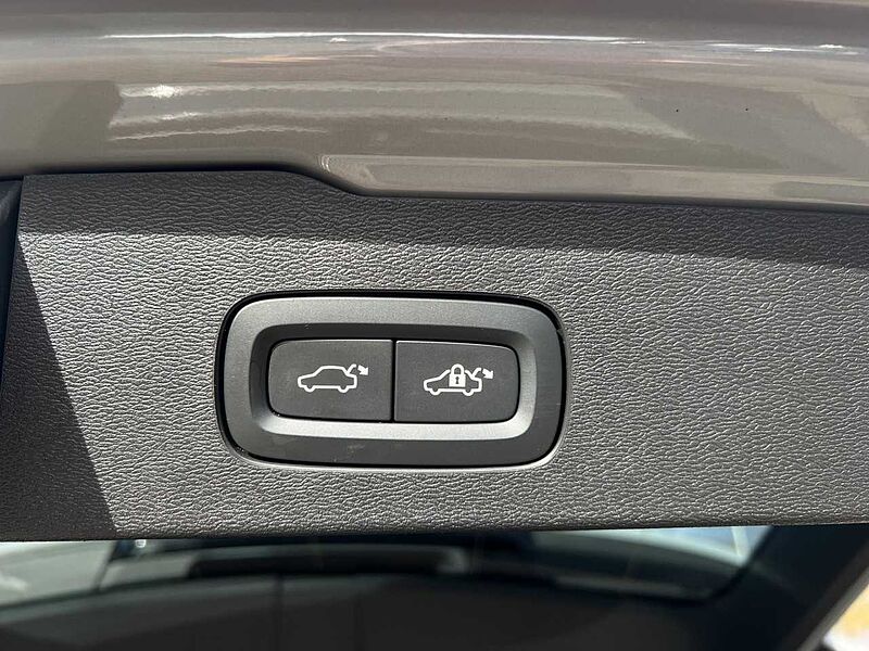 Volvo V60 Cross Country B4 AWD Plus/FSH/Keyless/LHZ