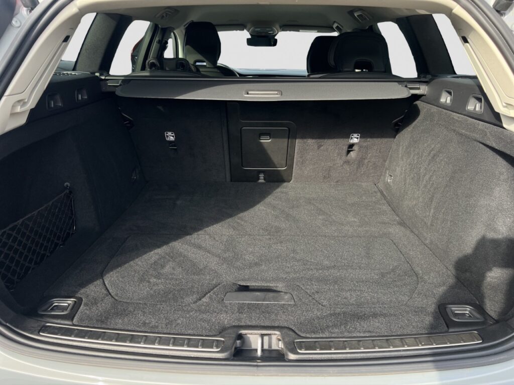 Volvo V60 B4 CC AWD Plus/Navi/LED/FSH/Keyless/LHZ/Kam – Bild 15