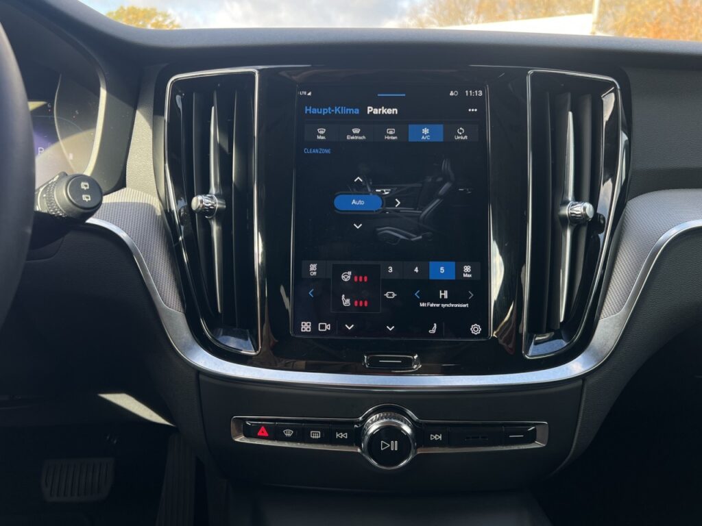 Volvo V60 B4 CC AWD Plus/Navi/LED/FSH/Keyless/LHZ/Kam – Bild 20