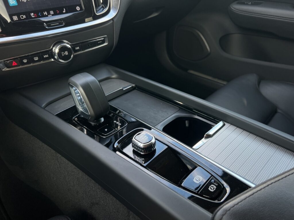 Volvo V60 B4 CC AWD Plus/Navi/LED/FSH/Keyless/LHZ/Kam – Bild 21