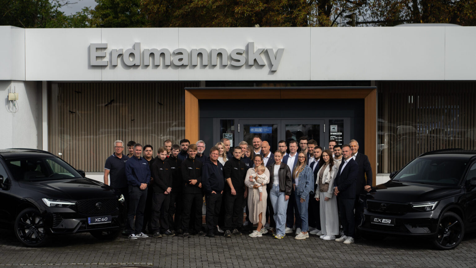 Teamfoto vor dem Autohaus Erdmannsky in Celle – Gruppenbild am Standort