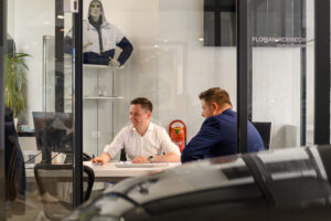 Beratungsgespräch bei Autohaus Erdmannsky in Celle – Verkaufsberater im Kundentermin