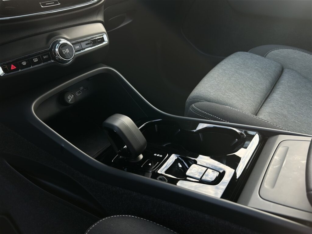 Volvo XC40 B4 Plus Black Edition/Navi/Pano/360K/20Zoll – Bild 20