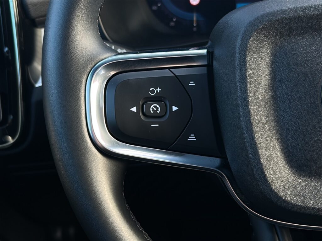 Volvo XC40 B4 Plus Black Edition/Navi/Pano/360K/20Zoll – Bild 23