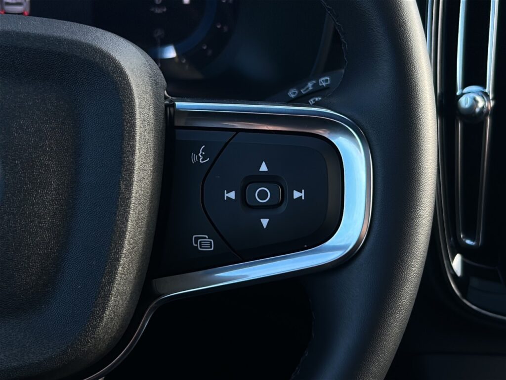 Volvo XC40 B4 Plus Black Edition/Navi/Pano/360K/20Zoll – Bild 24