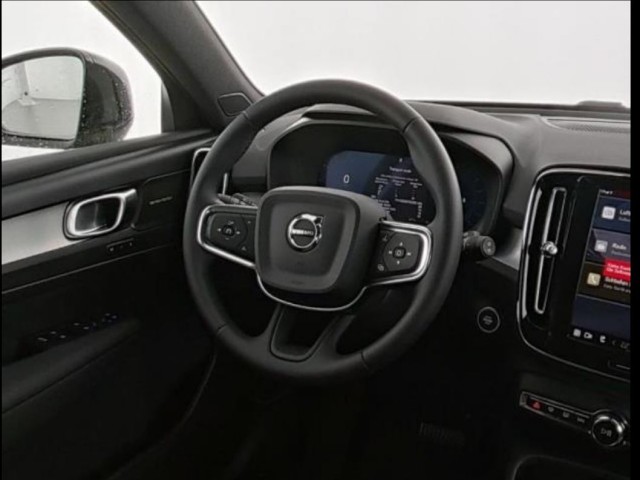 Volvo XC40 B4 Plus Black Edition/Navi/Pano/360K/20Zoll – Bild 3