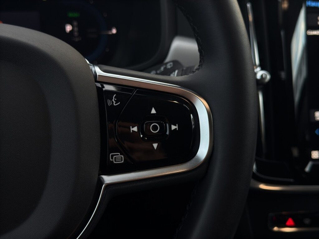 Volvo V90 T6 Plus Dark Plug-In Hybrid AWD/AHK/StHz/360 – Bild 22