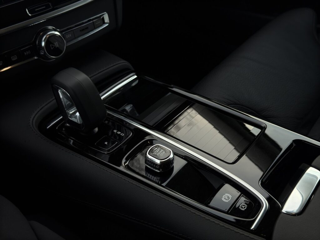 Volvo V90 T6 Plus Dark Plug-In Hybrid AWD/AHK/StHz/360 – Bild 25