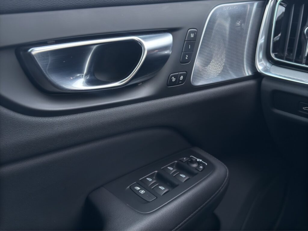 Volvo V60 B4 Ultimate Dark/Navi/LED/Pano/Kam/HuD/B&W – Bild 12