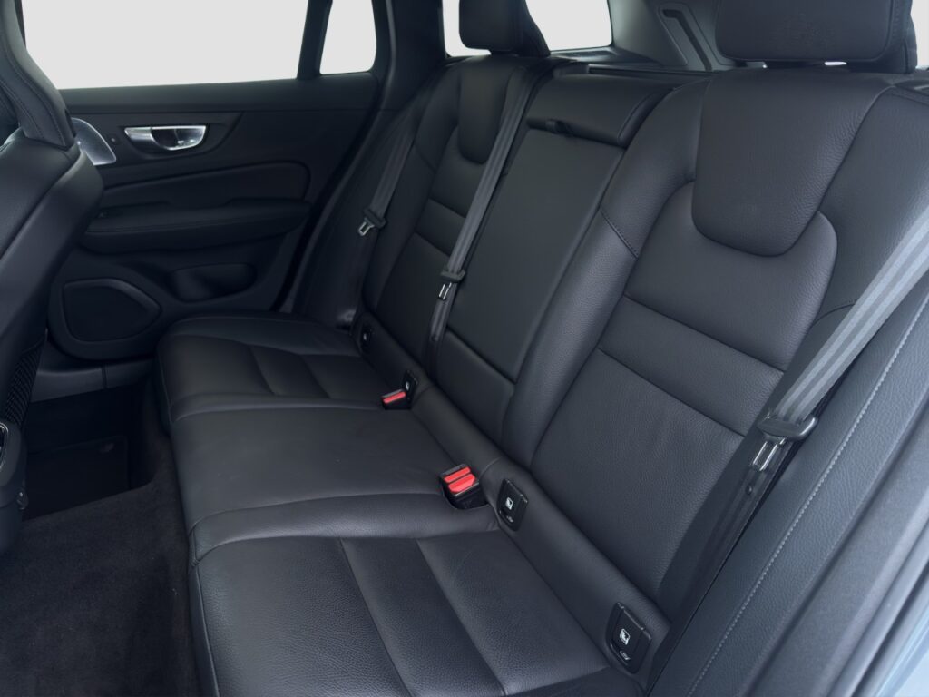 Volvo V60 B4 Ultimate Dark/Navi/LED/Pano/Kam/HuD/B&W – Bild 14