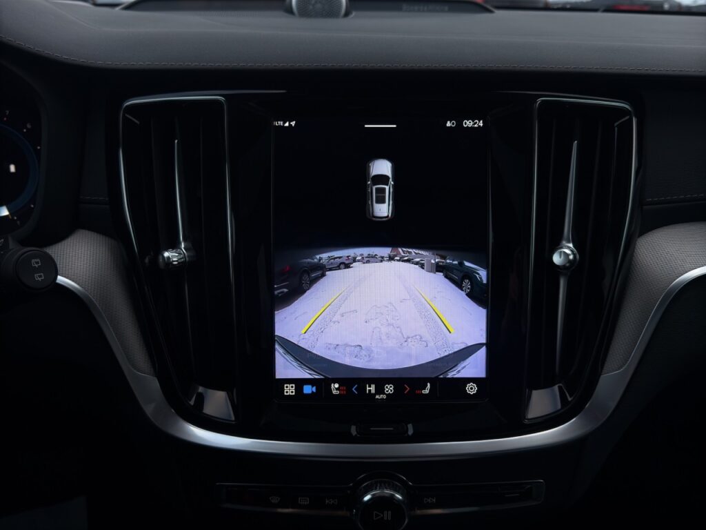 Volvo V60 B4 Ultimate Dark/Navi/LED/Pano/Kam/HuD/B&W – Bild 22