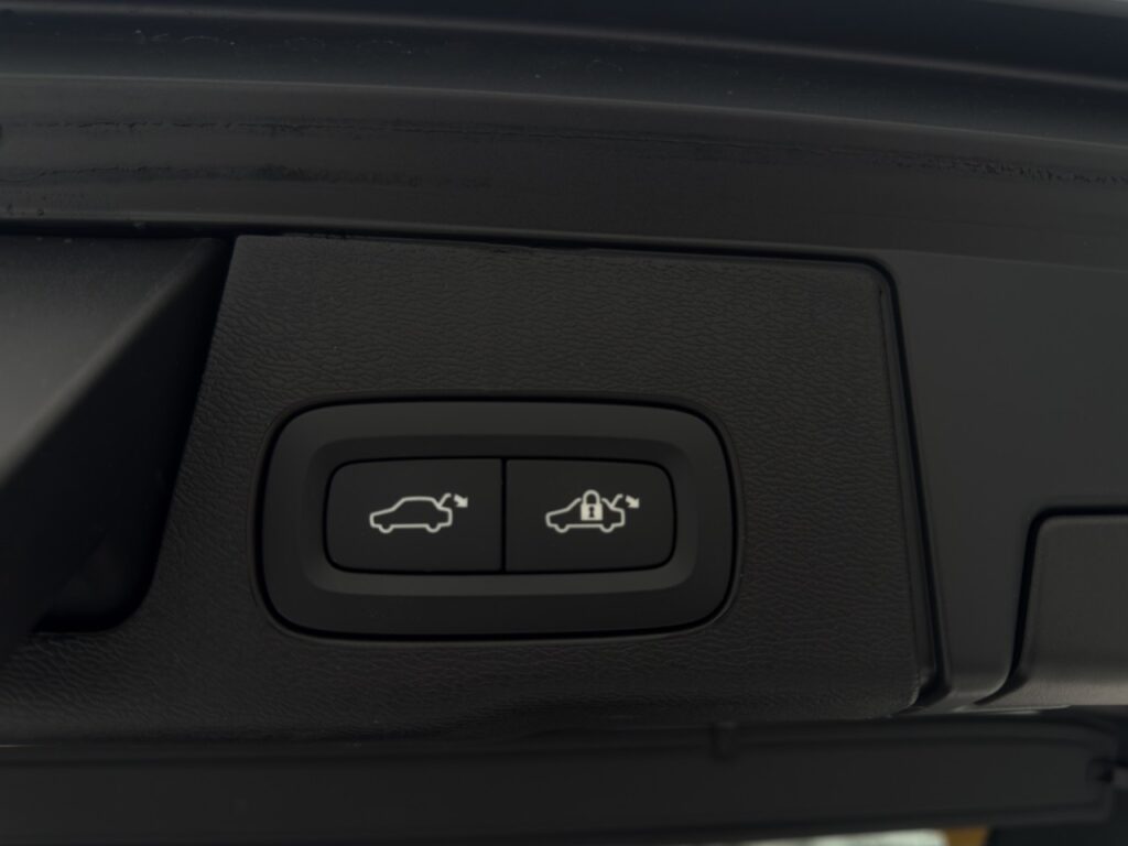 Volvo XC60 B5 AWD Plus Dark/el.Sitze/LHZ/360Kam/Pano – Bild 17