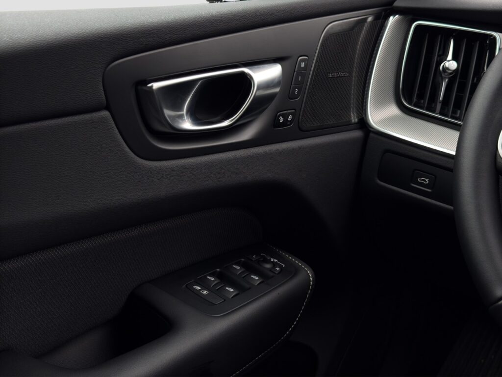 Volvo XC60 B5 Plus Black Edition AWD/AHK/Pano/360Kam – Bild 12