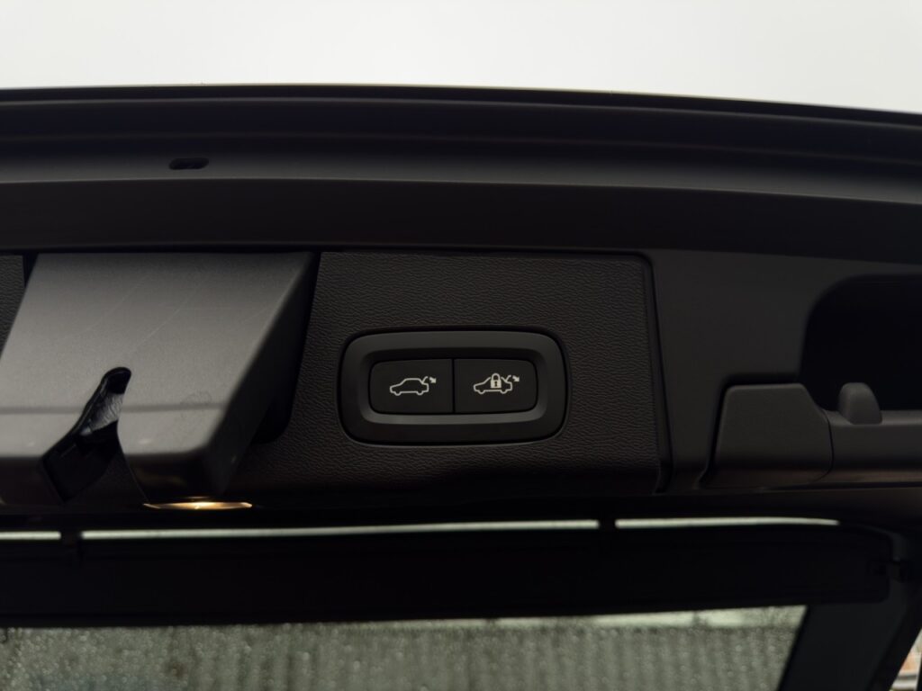 Volvo XC60 B5 Plus Black Edition AWD/AHK/Pano/360Kam – Bild 18