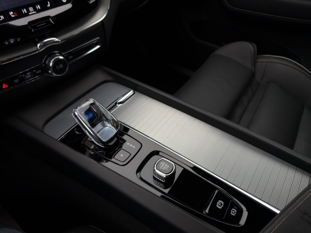 Volvo XC60 B5 Plus Black Edition AWD/AHK/Pano/360Kam – Bild 19