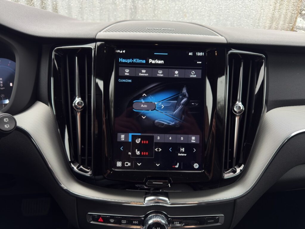 Volvo XC60 B5 Plus Black Edition AWD/AHK/Pano/360Kam – Bild 21