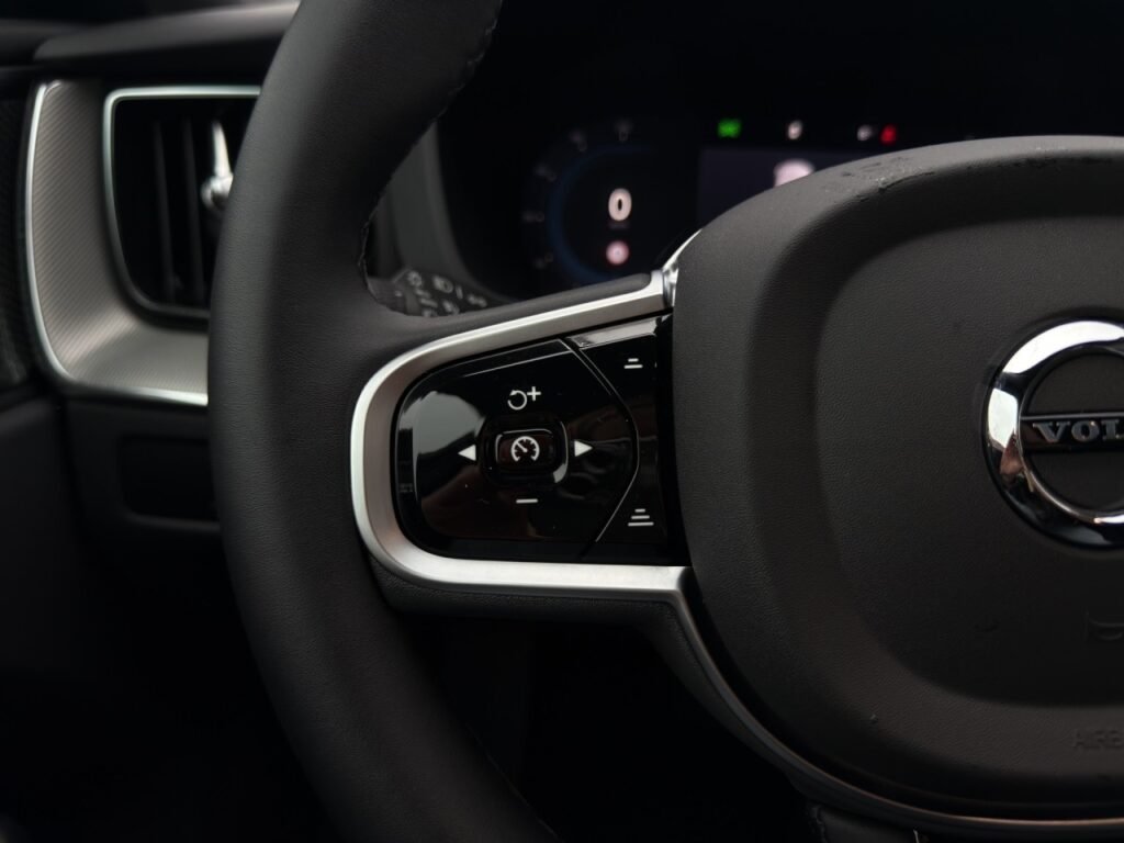 Volvo XC60 B5 Plus Black Edition AWD/AHK/Pano/360Kam – Bild 22