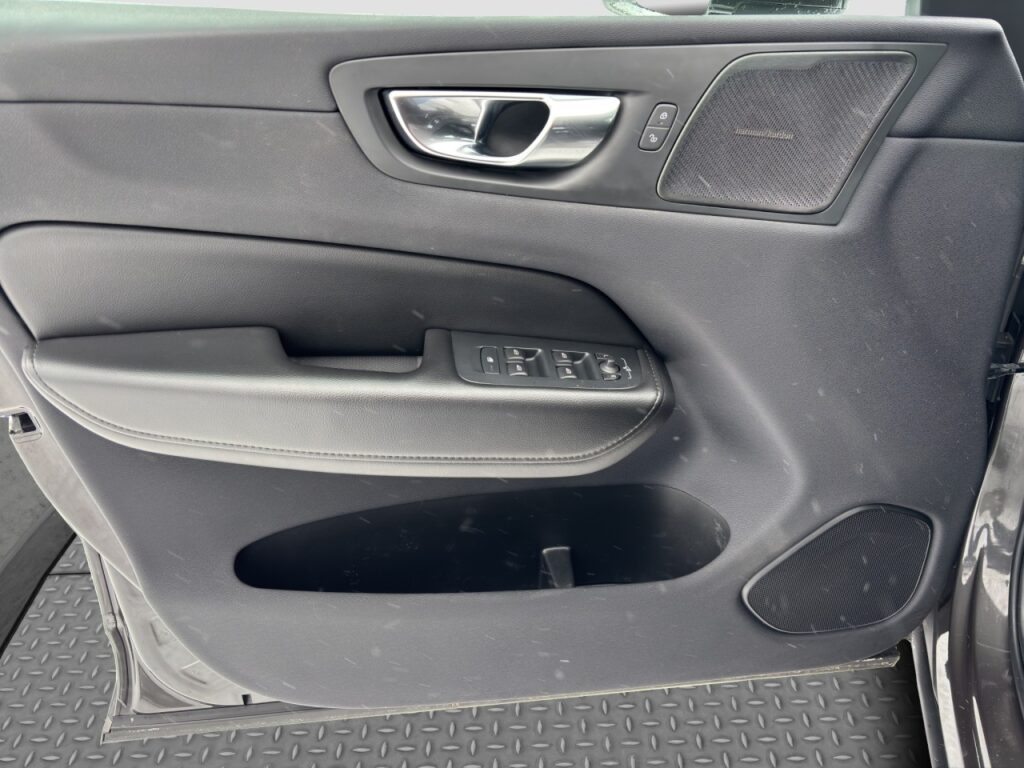 Volvo XC60 B4 Momentum Pro/Navi/LED/AHK/Pano/360K/LHZ – Bild 12