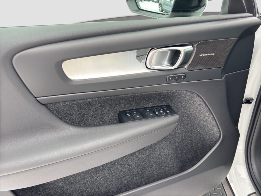 Volvo XC40 B3 Plus Black Edition/360/Frontscheibenhzg – Bild 12