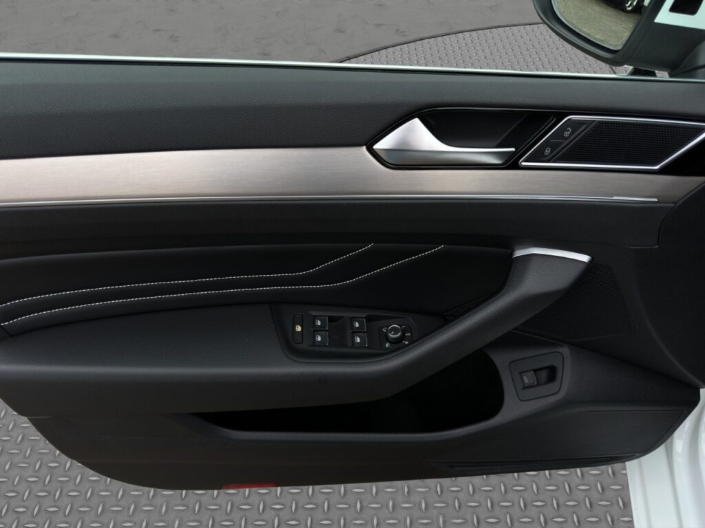 Volkswagen Passat Variant Elegance 4Motion/AHK/Pano/Standhz – Bild 9