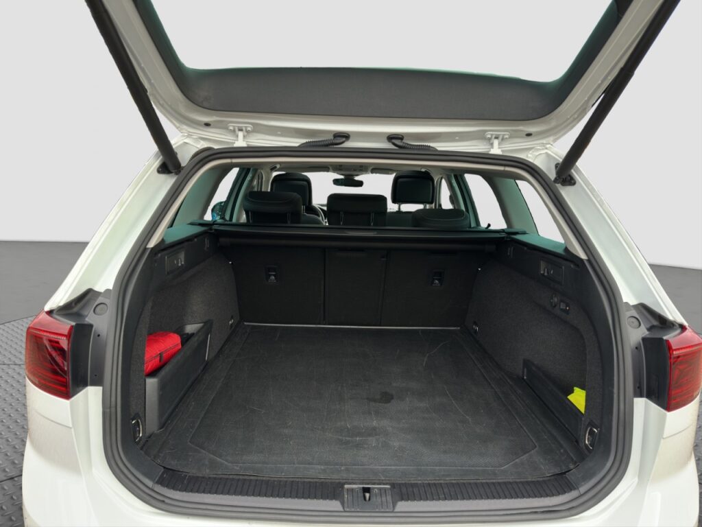 Volkswagen Passat Variant Elegance 4Motion/AHK/Pano/Standhz – Bild 11