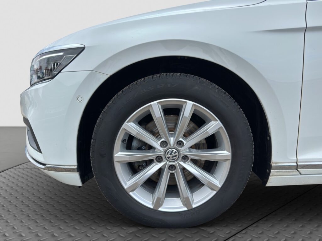 Volkswagen Passat Variant Elegance 4Motion/AHK/Pano/Standhz – Bild 12