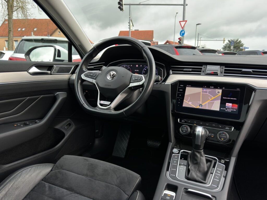 Volkswagen Passat Variant Elegance 4Motion/AHK/Pano/Standhz – Bild 25