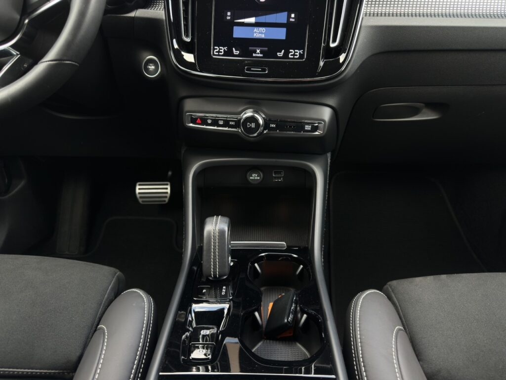 Volvo XC40 T3 R-Design/Lagom/hzb.FS/Kam/Navi/GJR/19Z – Bild 11