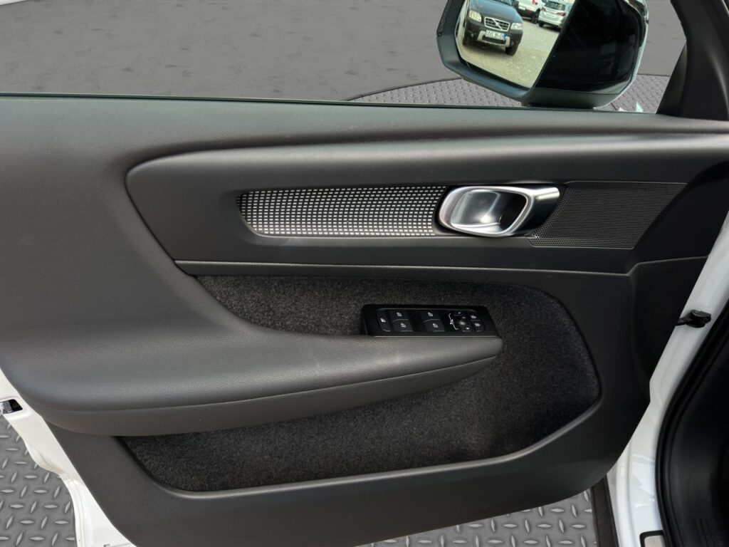 Volvo XC40 T3 R-Design/Lagom/hzb.FS/Kam/Navi/GJR/19Z – Bild 12