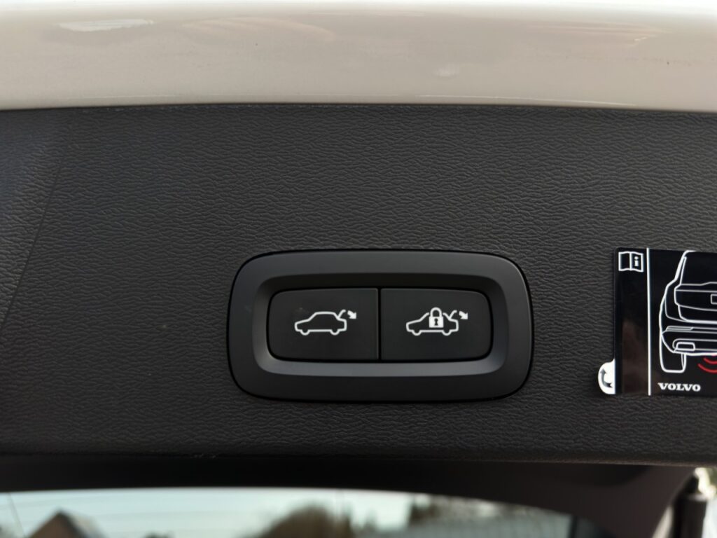 Volvo XC40 T3 R-Design/Lagom/hzb.FS/Kam/Navi/GJR/19Z – Bild 18