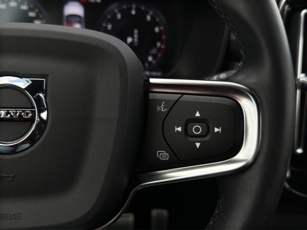 Volvo XC40 T3 R-Design/Lagom/hzb.FS/Kam/Navi/GJR/19Z – Bild 20