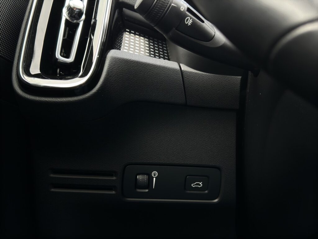 Volvo XC40 T3 R-Design/Lagom/hzb.FS/Kam/Navi/GJR/19Z – Bild 21