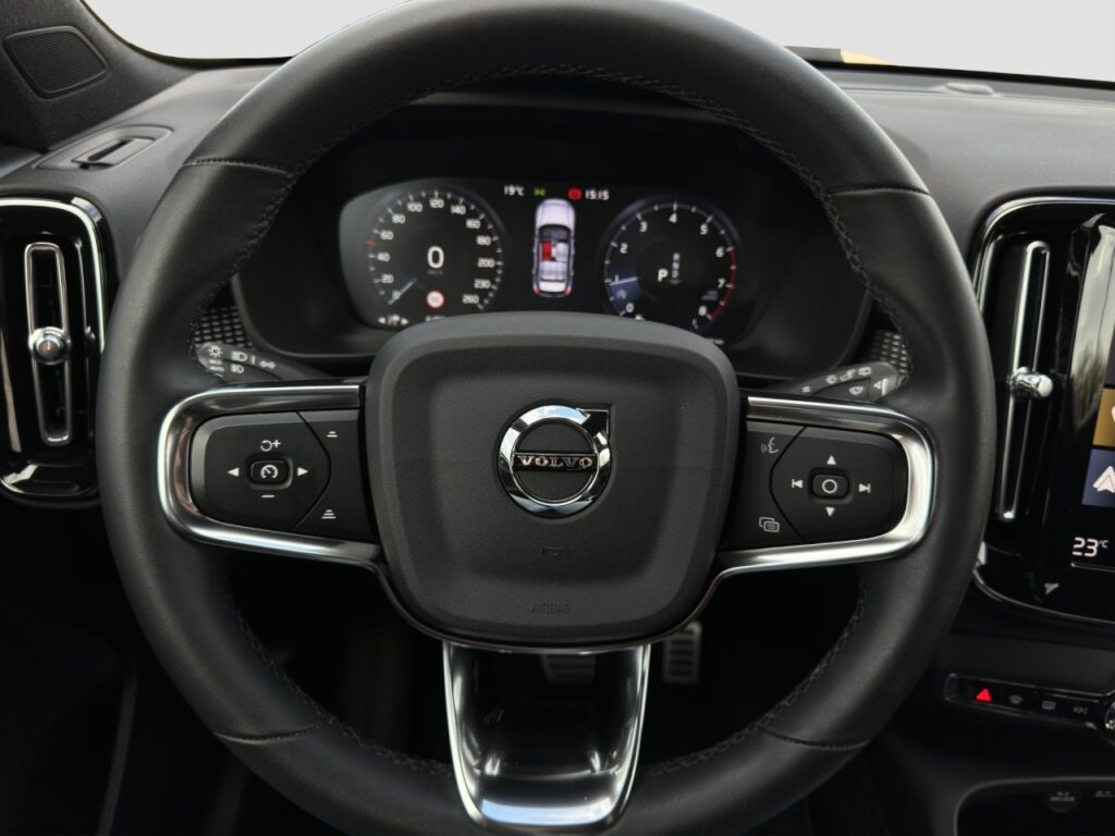 Volvo XC40 T3 R-Design/Lagom/hzb.FS/Kam/Navi/GJR/19Z – Bild 7