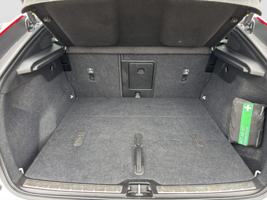 Volvo C40 Recharge Pure Electric Plus/20Z/LHZ/GJR/Pano – Bild 16