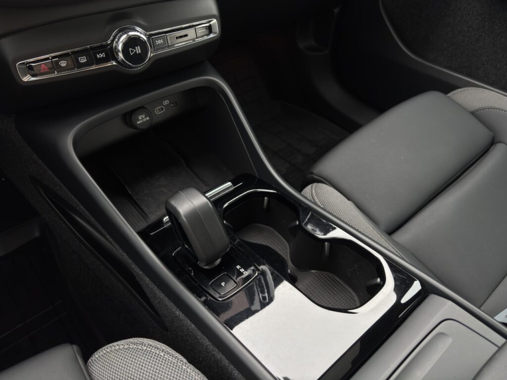 Volvo C40 Recharge Pure Electric Plus/20Z/LHZ/GJR/Pano – Bild 22