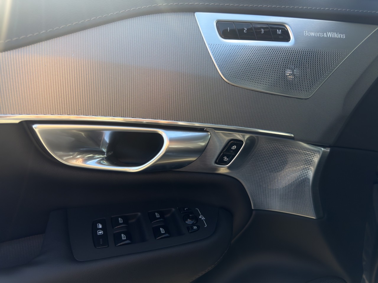 Volvo XC90 B5 Ultimate Dark AWD/7-Sitzer/AHK/StHz/B&W – Bild 12