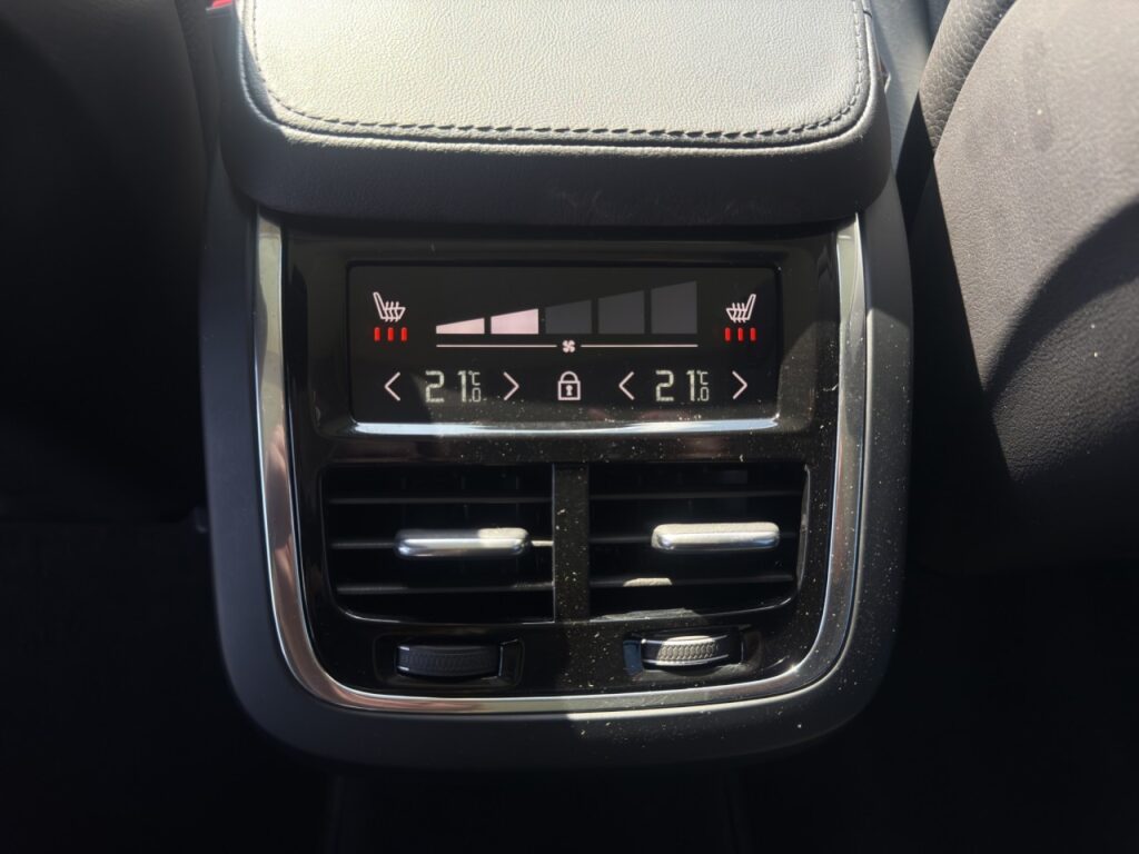 Volvo XC90 B5 Ultimate Dark AWD/7-Sitzer/AHK/StHz/B&W – Bild 23