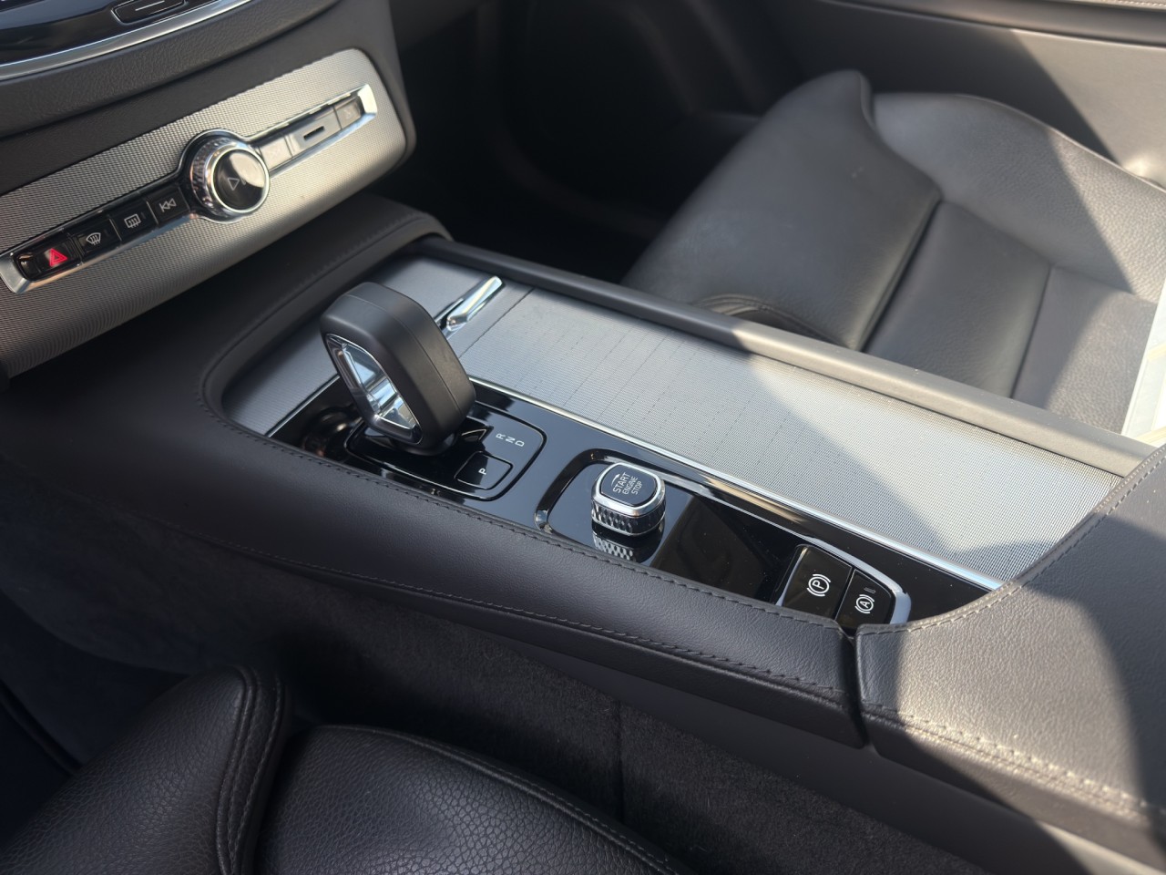 Volvo XC90 B5 Ultimate Dark AWD/7-Sitzer/AHK/StHz/B&W – Bild 24