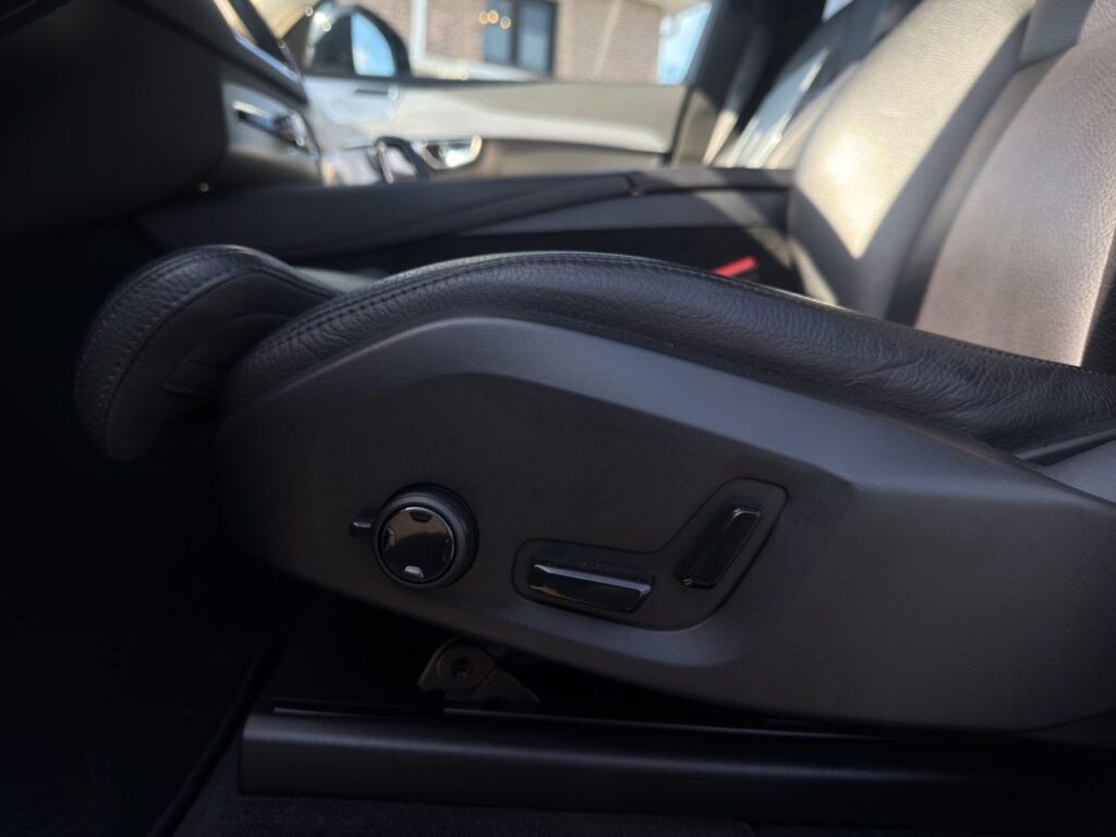 Volvo XC90 B5 Ultimate Dark AWD/7-Sitzer/AHK/StHz/B&W – Bild 25